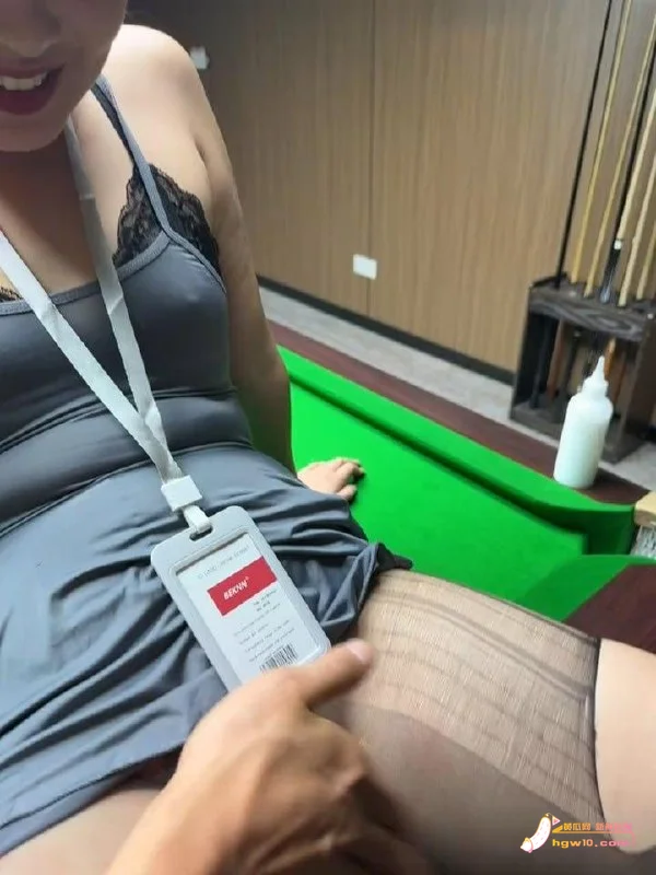 深夜台球助教：工牌与丝袜下的反差调教