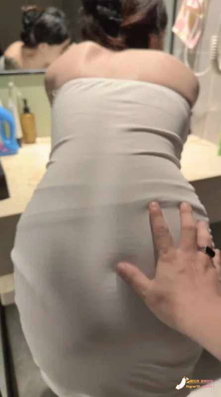 当着男友面带走邻居妹妹，回家卫生间激情一夜