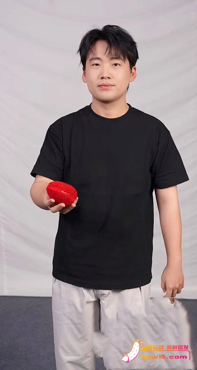郭麒麟新恋情曝光，四年前街头亲密照旧瓜重提