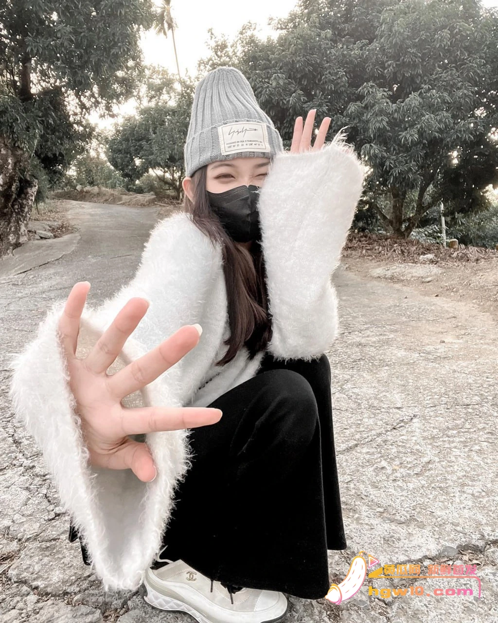 海南精神小妹徐念慈私密照曝光，网友热议其清纯与反差形象