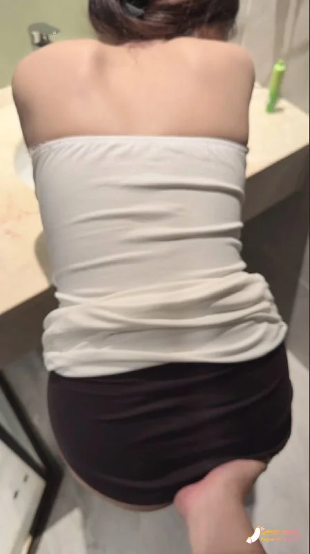 当着男友面带走邻居妹妹，回家卫生间激情一夜