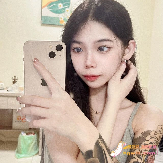 海南精神小妹徐念慈私密照曝光，网友热议其清纯与反差形象