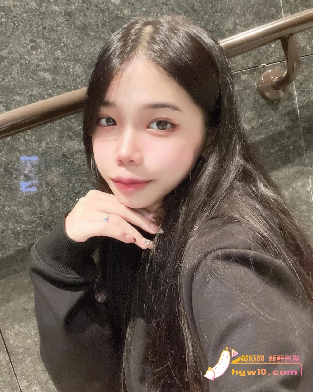 海南精神小妹徐念慈私密照曝光，网友热议其清纯与反差形象