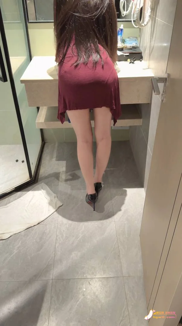 趁哥们买菜，卫生间偷情兄弟老婆