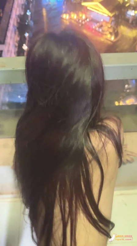 时隔两天再会青涩小妹，阳台背入的羞耻游戏