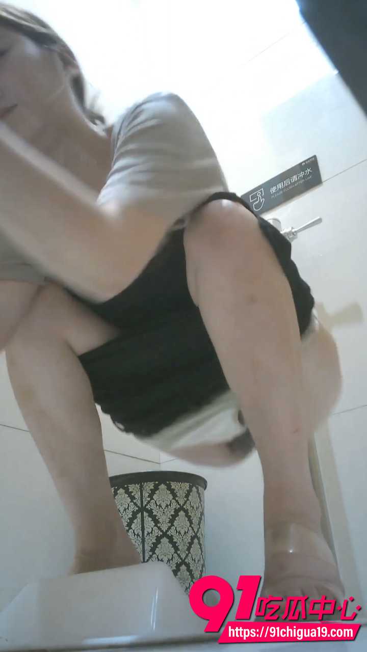 酒吧女厕前后景偷拍小姐尿尿3