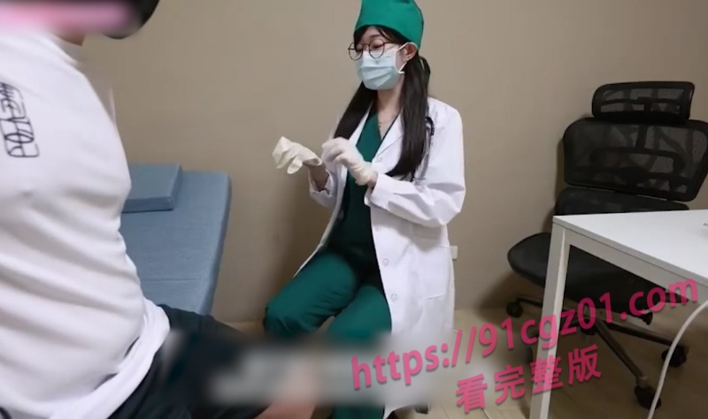 女医生Ellie在办公室帮打球伤到蛋蛋的体育生治疗~