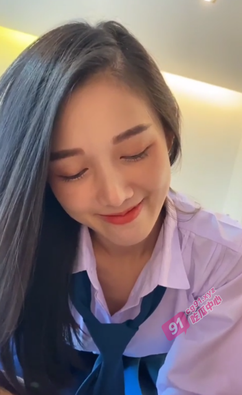 OnlyFans网红博主小梦~ 鲍鱼一线天21岁大学生反差调教跪舔肉棒 合集视频!
