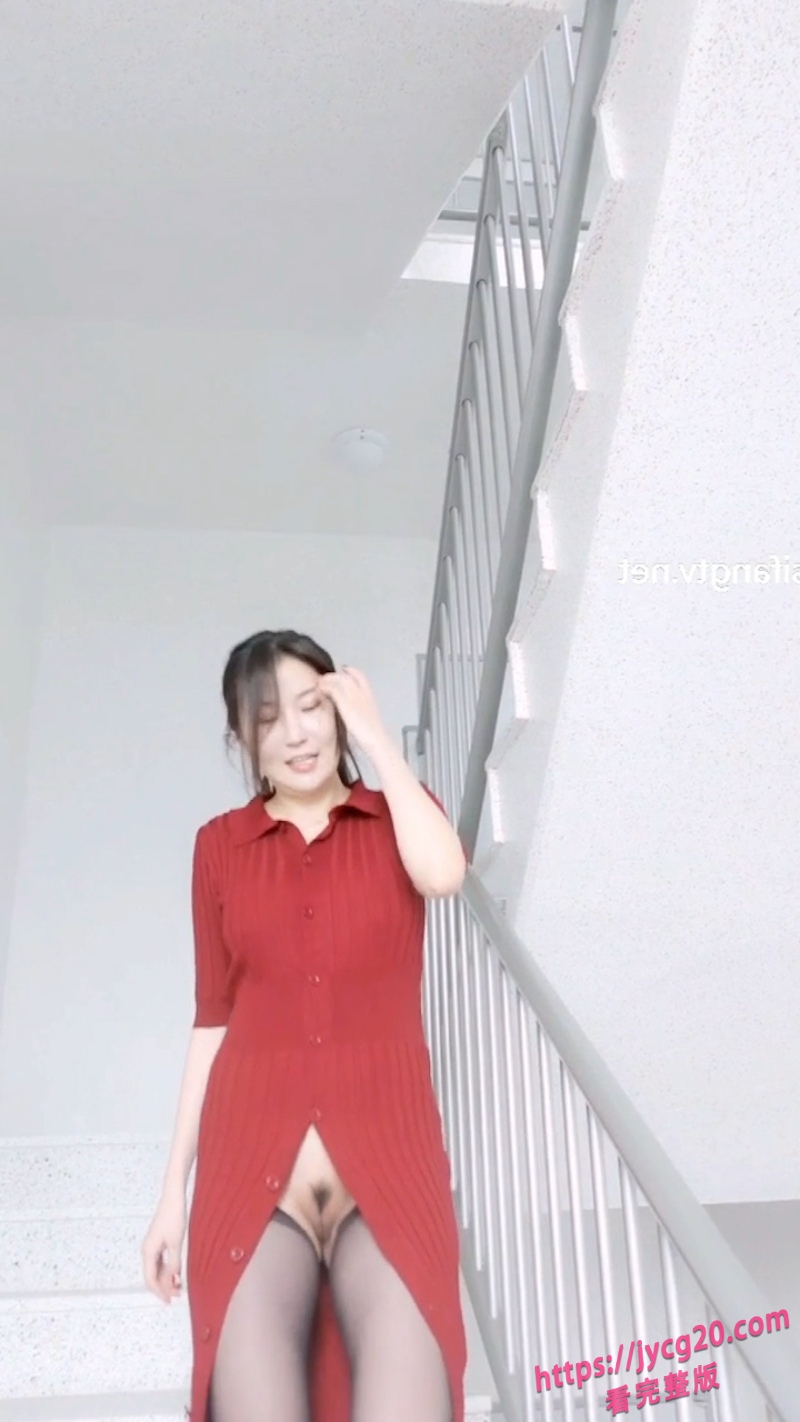 不穿内裤出门拍写真？多位极品女神公园野战场面劲爆！