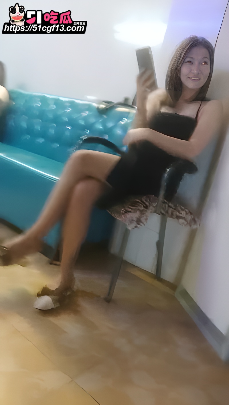 夜探城中村站街女 风骚人妻只要一百块 拉进按摩店 黑丝美腿大开直接猛干