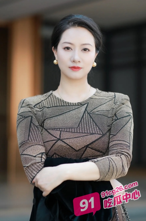 母子乱伦之妈妈带儿子参加乱伦派对 这下可以名正言顺地操儿子了！ 配图