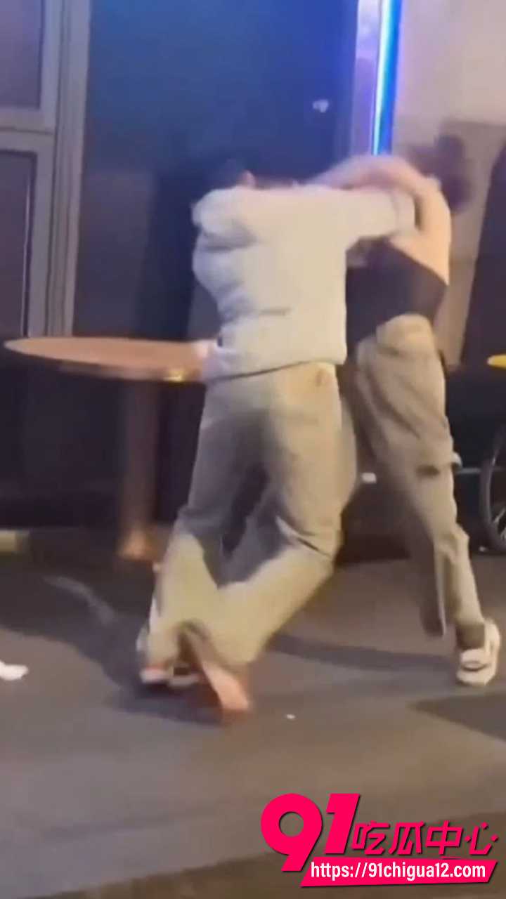 街头激战大胸妹被男子抓奶龙爪手直接放倒3