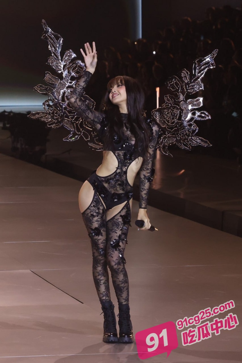 韩国女团BLACKPINK泰籍成员 Lisa 疯马秀抖臀围舞 两个骚屁股都漏出来了