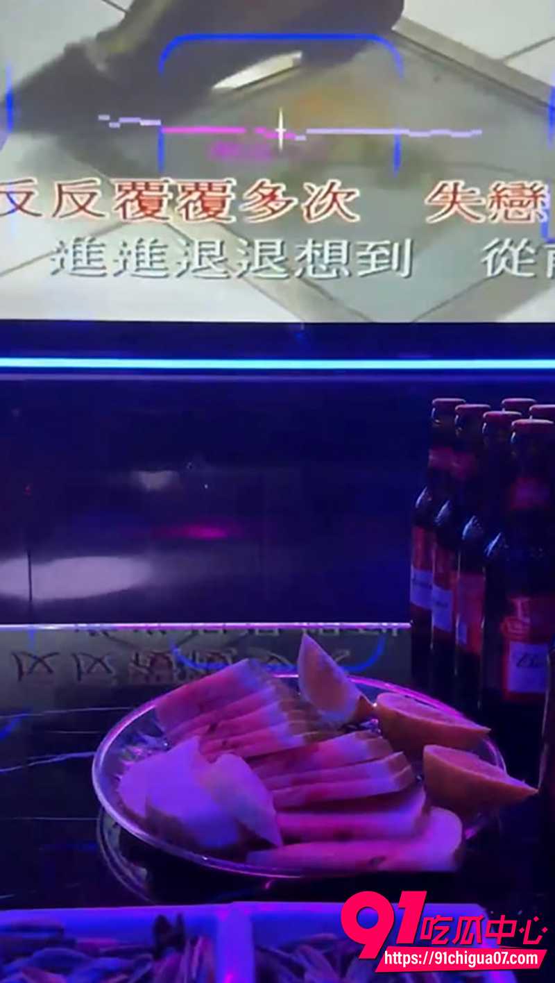 海角大神会喷水的亲姐姐新作 KTV包厢穿超短裙半乳装 骚逼被大鸡巴猛插浪叫不止!