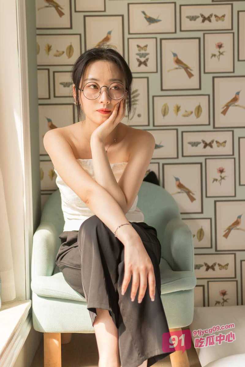 眼镜妹为挣钱将自己的初夜高价卖给金主！酒店酣战一整夜！