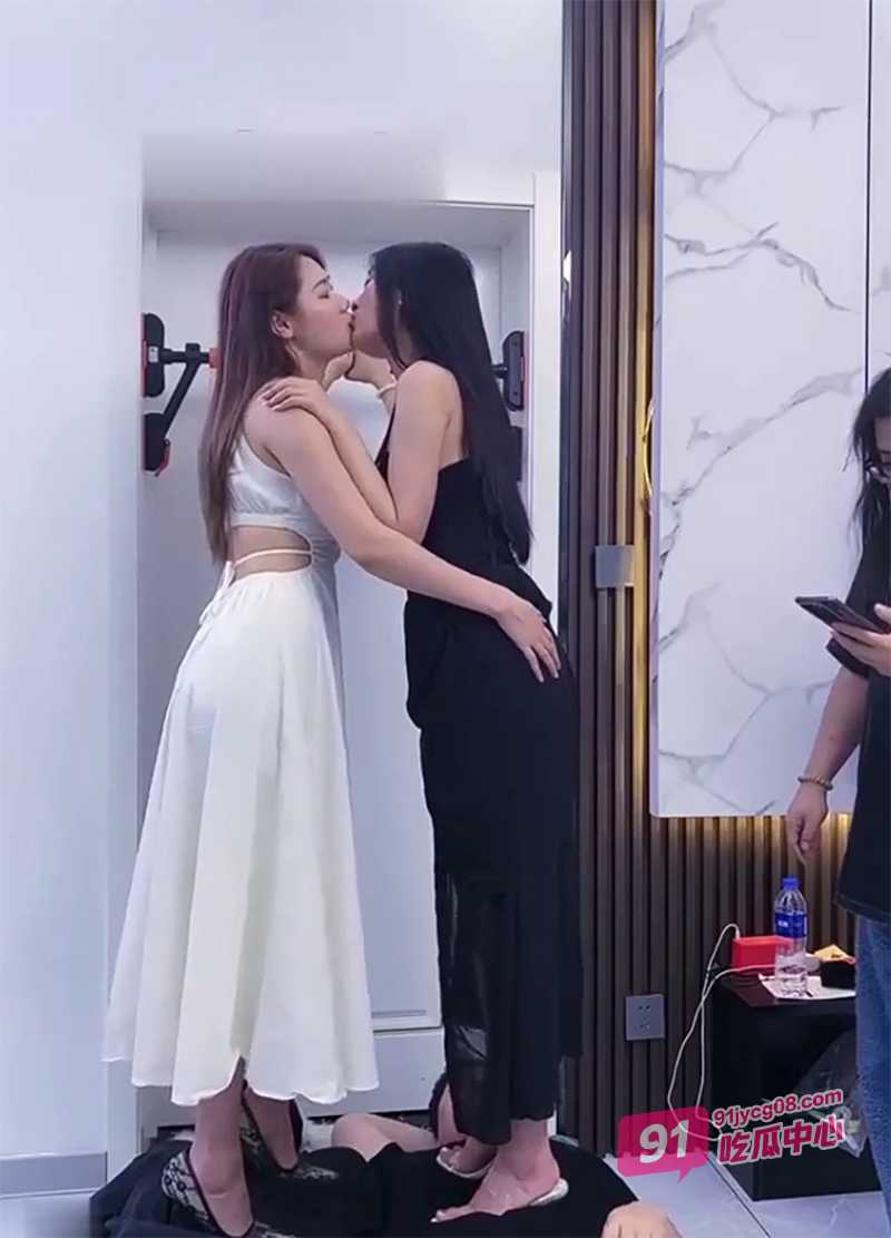 万人求系列!史上最刺激女同 明星颜值激情舌吻 画面太美!