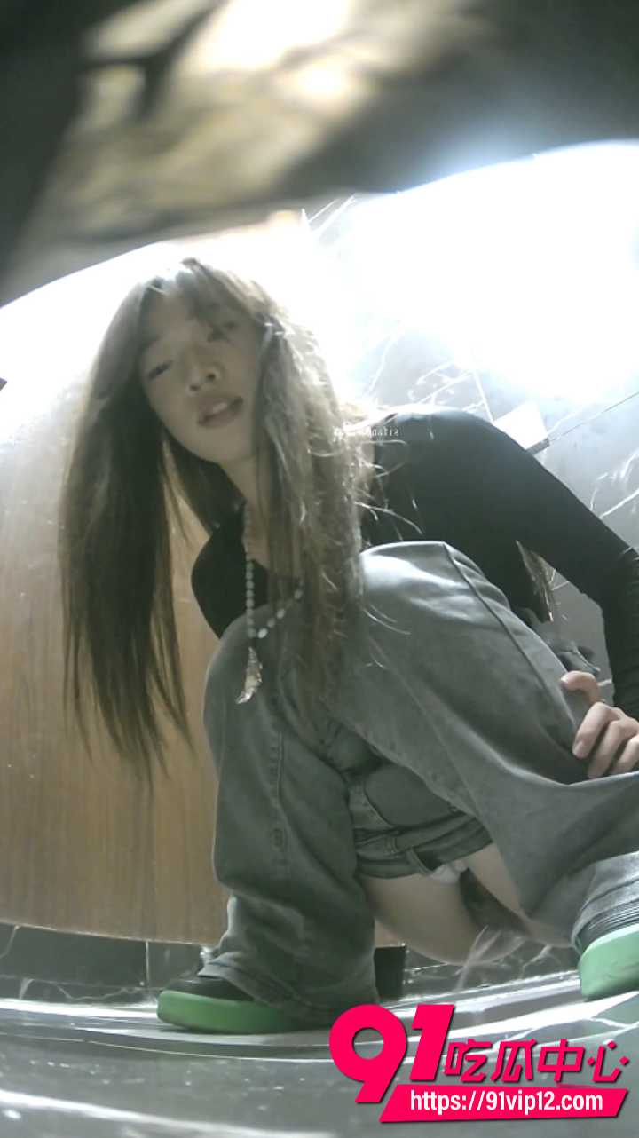 酒吧女厕全景偷拍极品美女 2