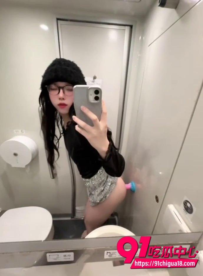 伪娘高铁厕所露出视频3 伪娘高铁厕所露出视频3