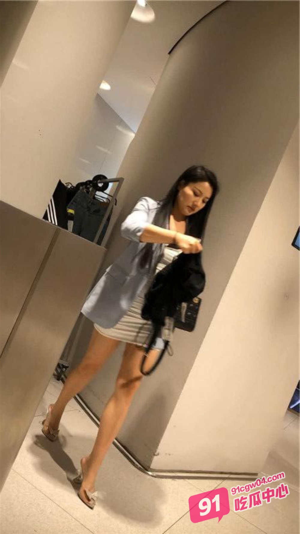 万达一路跟踪抄底高跟短裙少妇竟然没穿内裤肥美的鲍鱼看得我鸡儿都硬了 配图