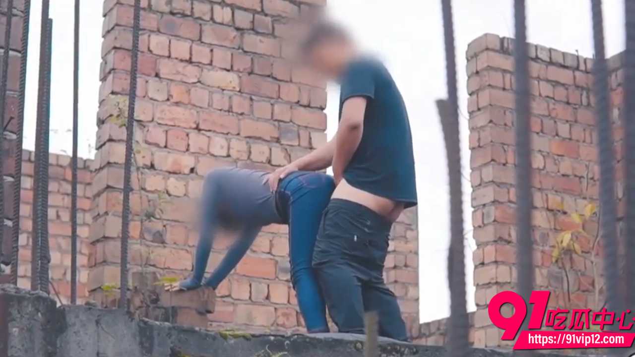紧身牛仔裤翘臀废墟激情4