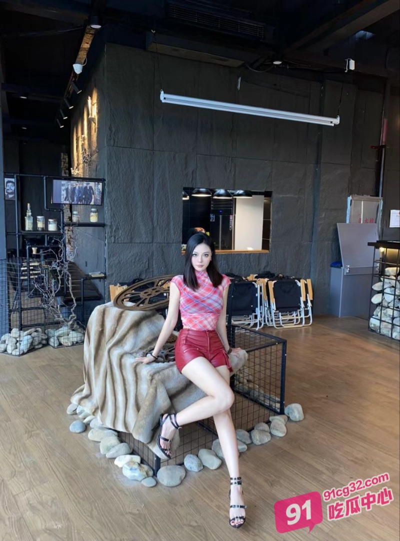 上海娇妻惠莹玉在家自慰被自己的霸总老公发现 霸总直接杀回家中爆干骚货! 配图2