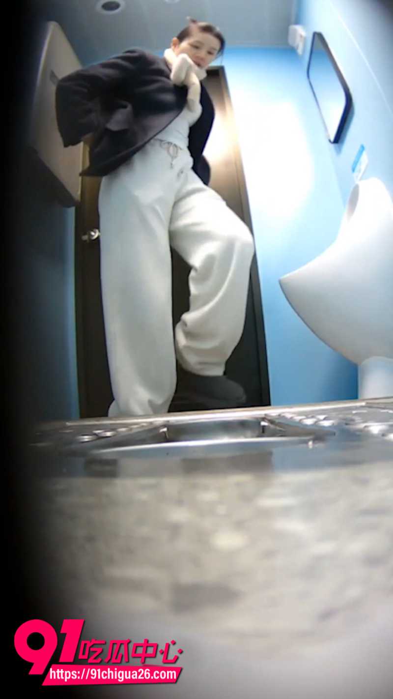 厕拍大神在火车上的女厕偷拍5 厕拍大神在火车上的女厕偷拍5