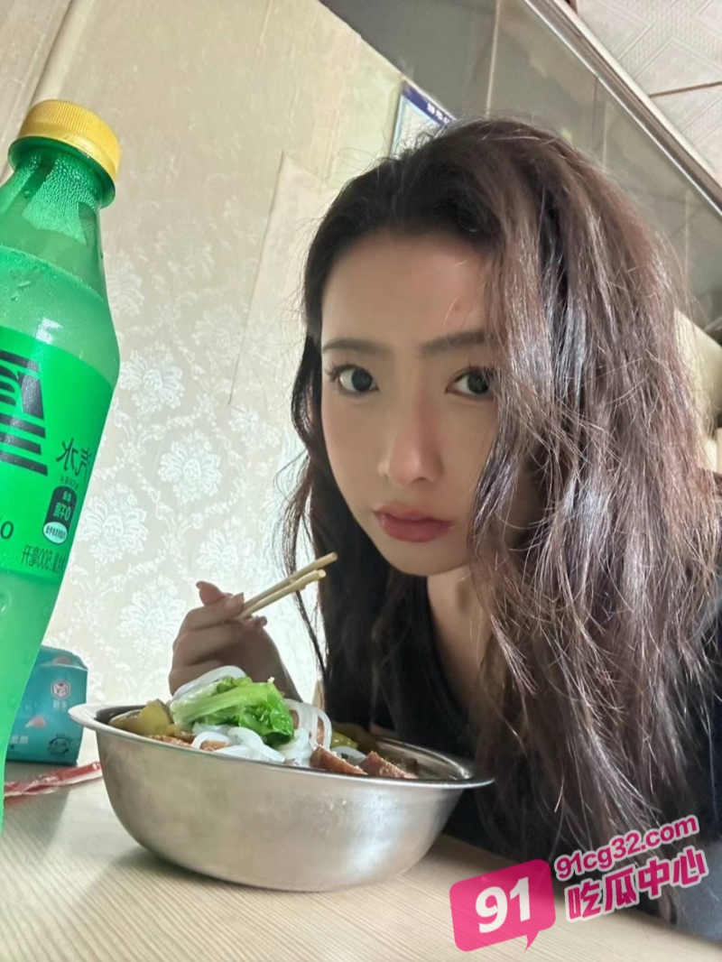 御姐神奶萌超全全裸美图整理 美貌与E奶并存的女神落地窗前对路人大方展示好身材! 配图