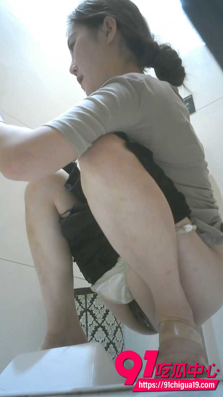 酒吧女厕前后景偷拍小姐尿尿5