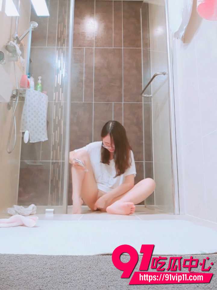 房东偷拍眼镜妹浴室看片自慰7 房东偷拍眼镜妹浴室看片自慰7