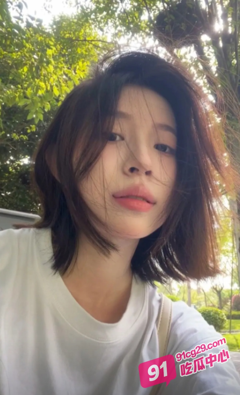 宜宾学院吴梦羽与男友学校天台偷偷做爱 下弯钩鸡巴让小美女爱不释手！ 配图2