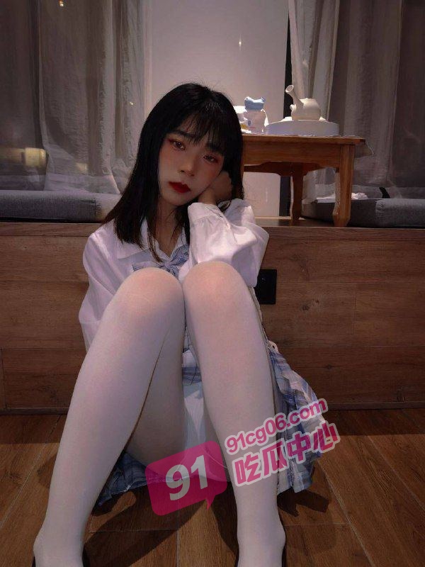 本垒打00后学生妹~长腿嫩妹花样多 为了省钱居然这样做!