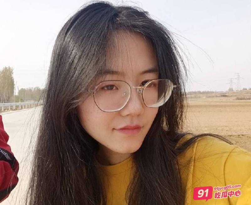 眼镜妹的日常～被男友在出租屋里调教 小鲍鱼居然这么性感！ 配图