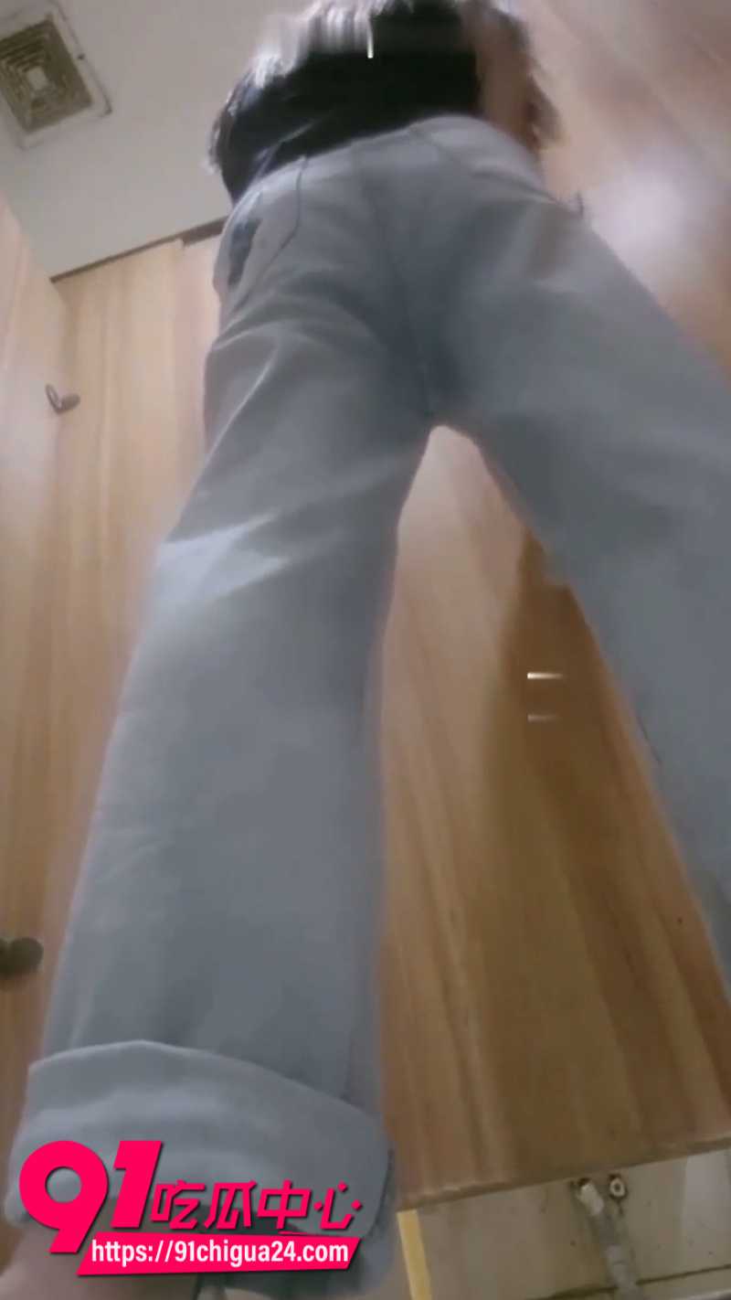 顶级美艳少妇上厕所被偷拍2 顶级美艳少妇上厕所被偷拍2