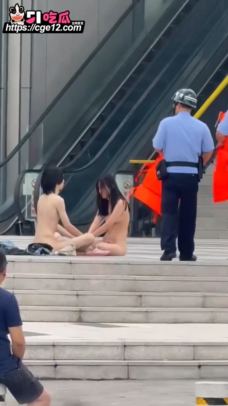 浙江宁波 一对男女在街头全裸炼心经 5 浙江宁波 一对男女在街头全裸炼心经 5