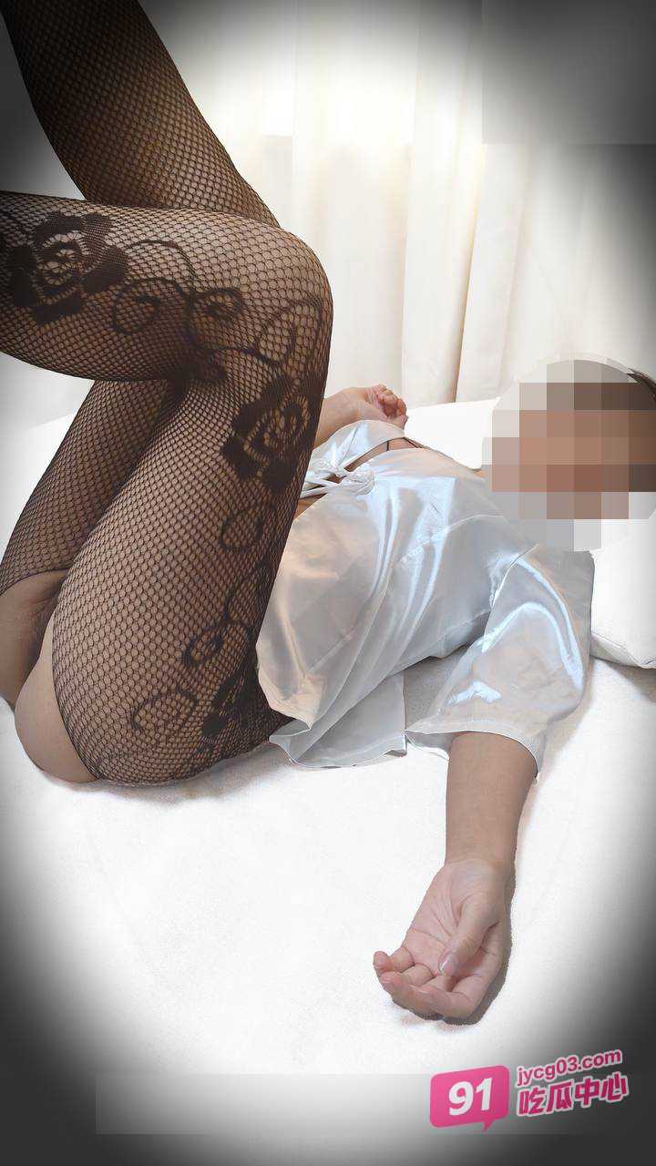海角母子乱伦！继父不在家儿子竟和老妈厕所偷情！玩的太大了～ 配图
