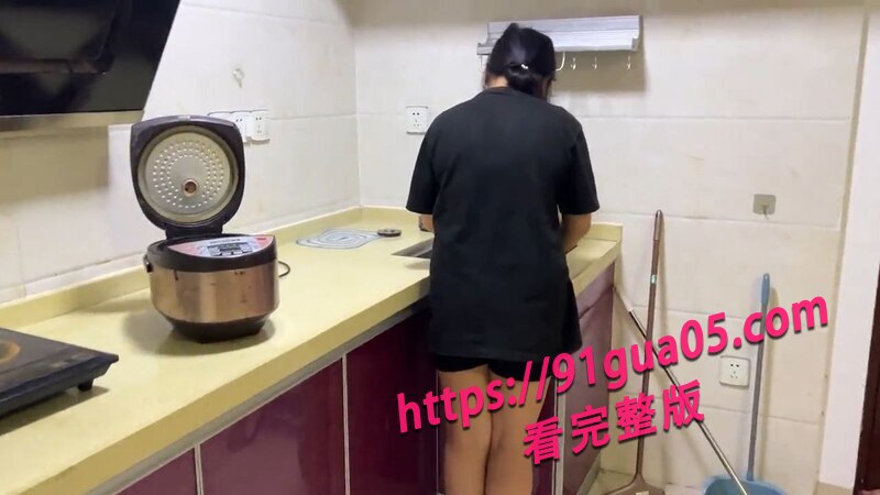 母子乱伦!丈夫辛苦工作却被儿子偷家 与妻子翻云覆雨