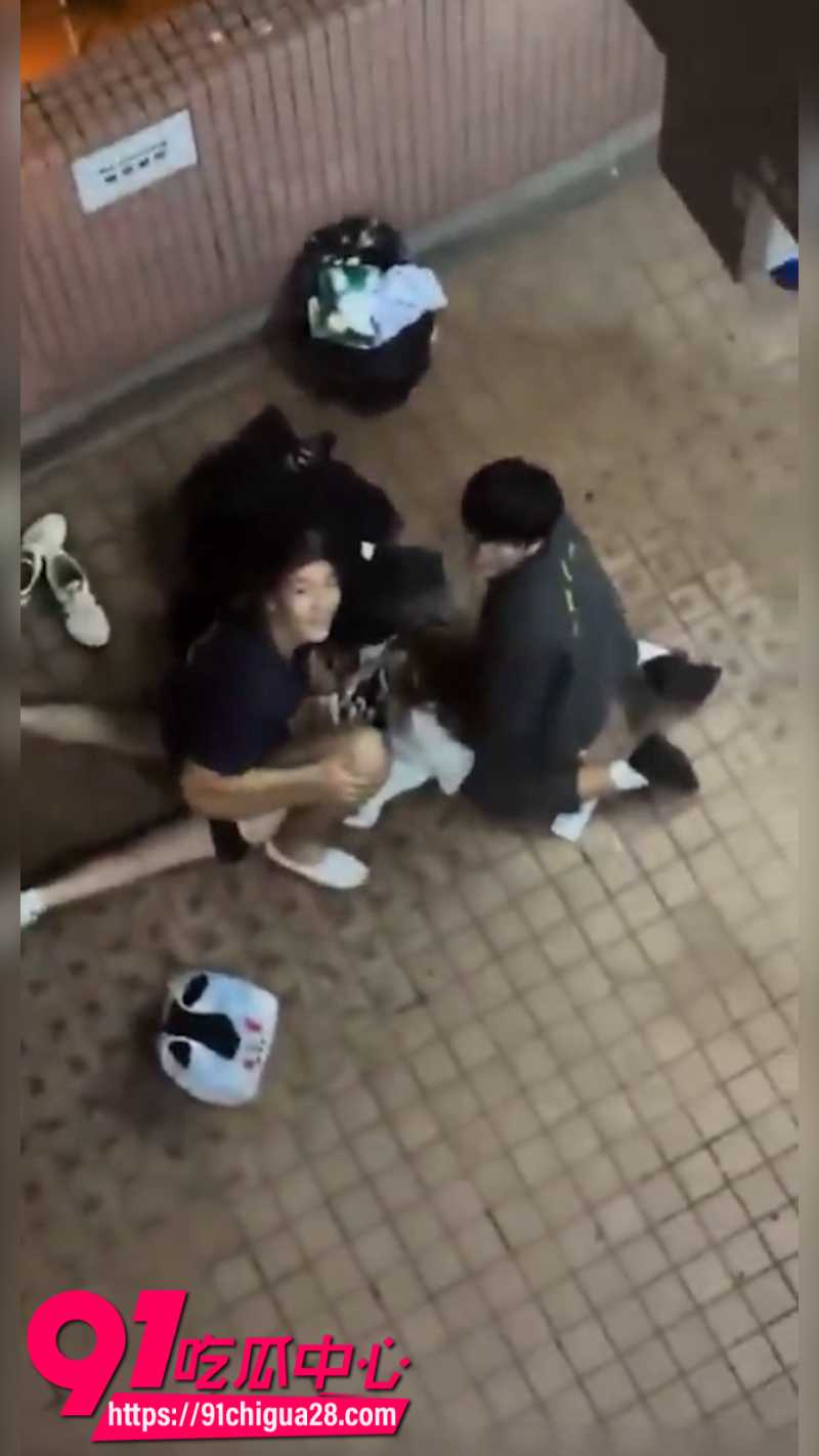 香港屋苑平台年轻人3P现场4 香港屋苑平台年轻人3P现场4