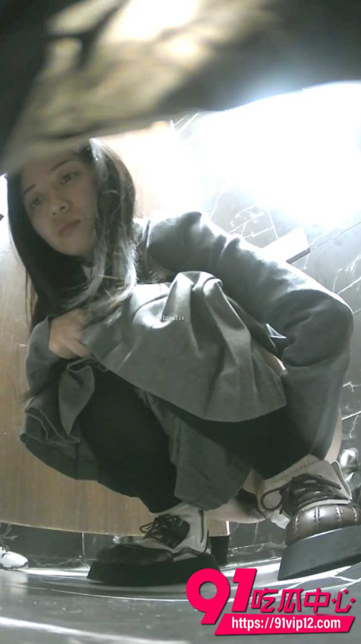 酒吧女厕全景偷拍极品美女 6