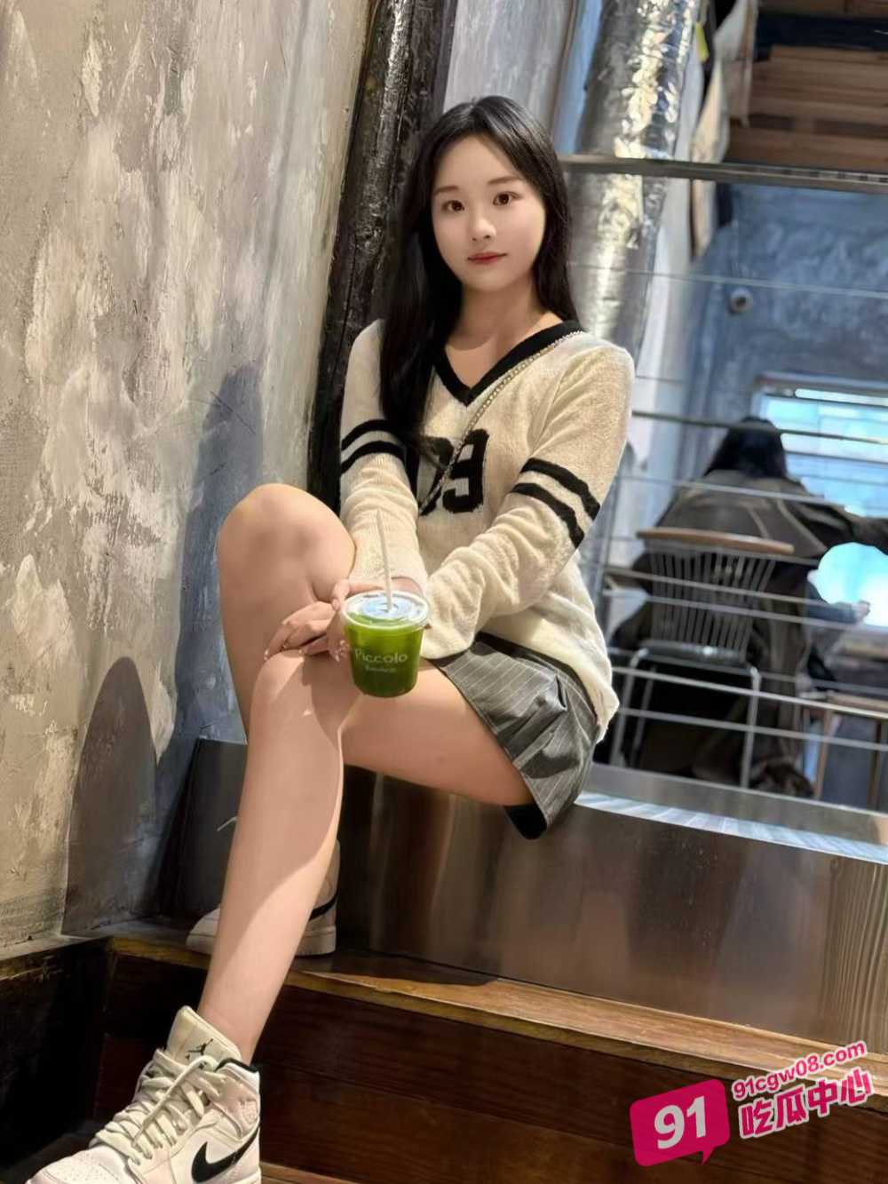 禽兽父亲精虫上脑 内心强烈想操自己女儿 夜晚溜进孩子的闺房无套中出! 配图