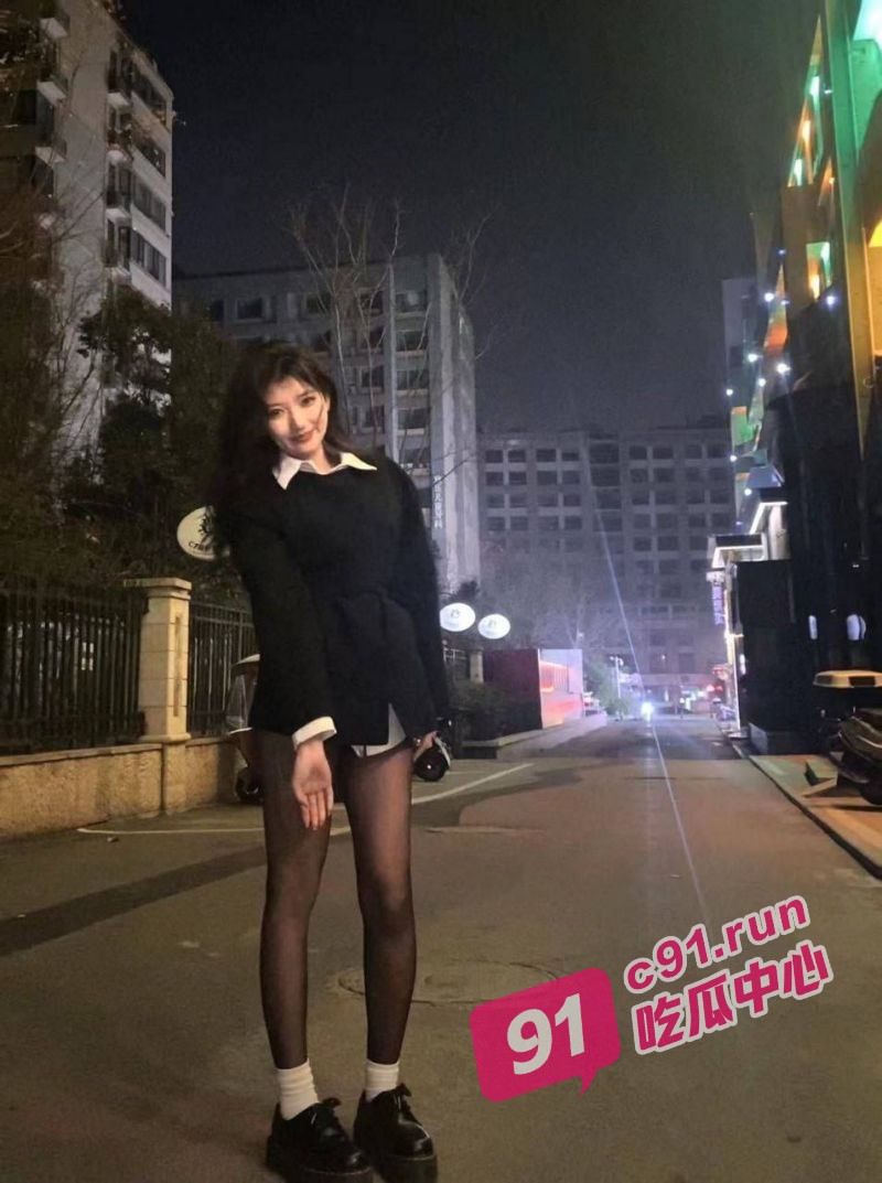 天津美院公交车张慧雯!校内女神校外野鸡 给钱就能操!