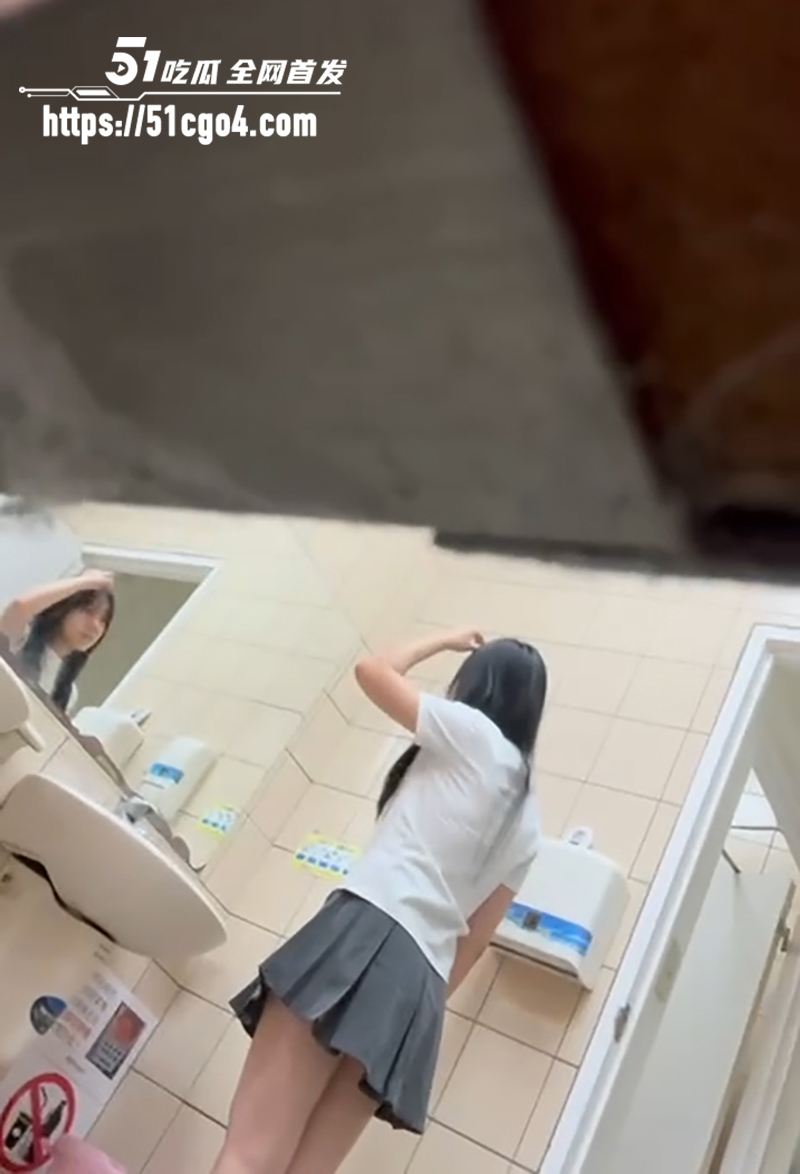 台湾校园女厕偷拍学生妹蹲坑放尿 2 拷贝 台湾校园女厕偷拍学生妹蹲坑放尿 2 拷贝