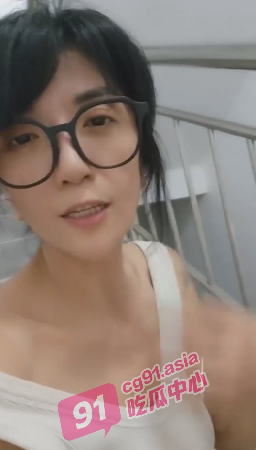 阿姨风韵犹存呐~老阿姨楼梯展示自己的私密处 你忍得住吗?