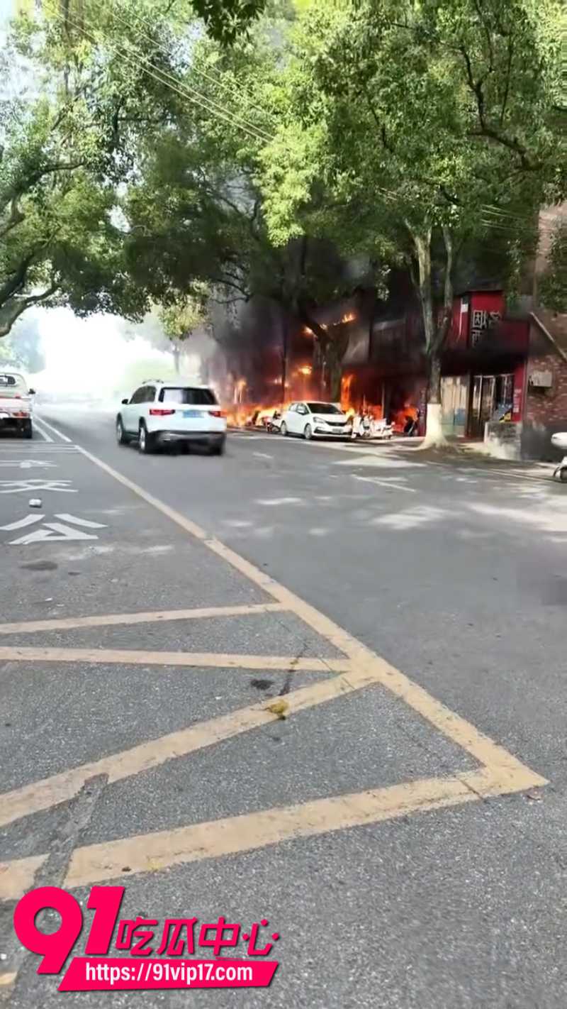 妻子出轨通奸生野种平江42岁男人怒浇汽油自焚电动车店3条人命当场毙命12 妻子出轨通奸生野种平江42岁男人怒浇汽油自焚电动车店3条人命当场毙命12