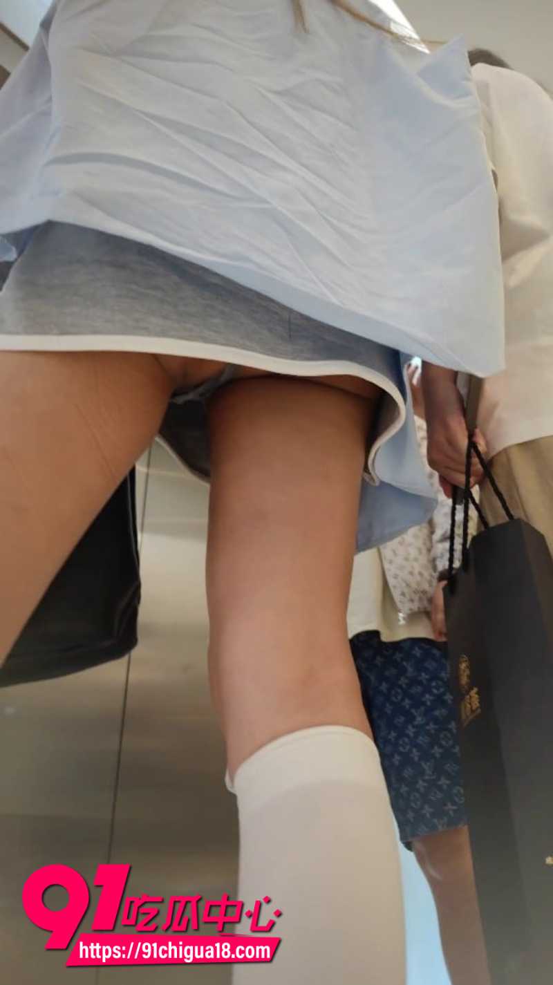 抄底大神商场尾随长腿嫩妹极限偷拍3 抄底大神商场尾随长腿嫩妹极限偷拍3