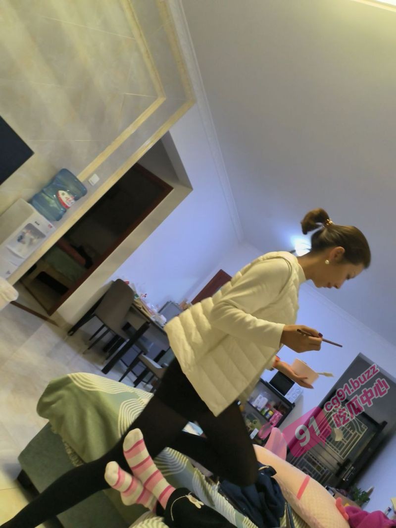 闷骚熟妇淫水多~打着借吹风机得名义勾引处男邻居 操起来败火又吸精!