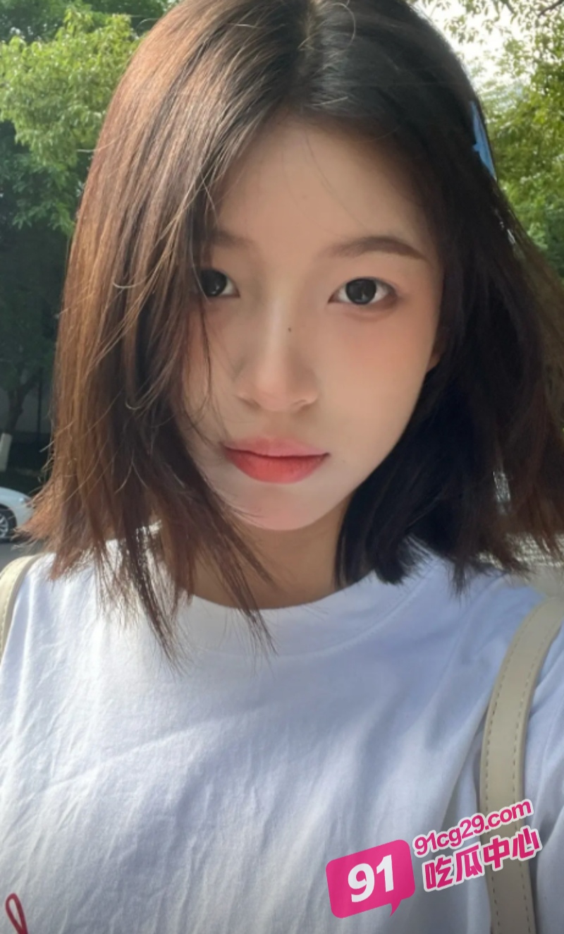 宜宾学院吴梦羽与男友学校天台偷偷做爱 下弯钩鸡巴让小美女爱不释手!