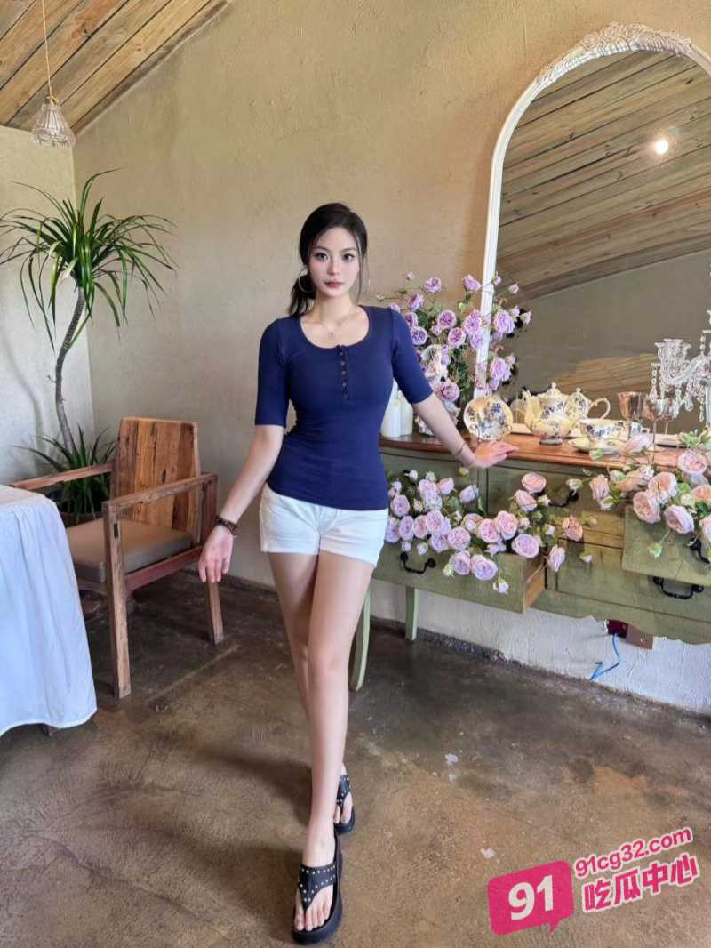 上海娇妻惠莹玉在家自慰被自己的霸总老公发现 霸总直接杀回家中爆干骚货! 配图3