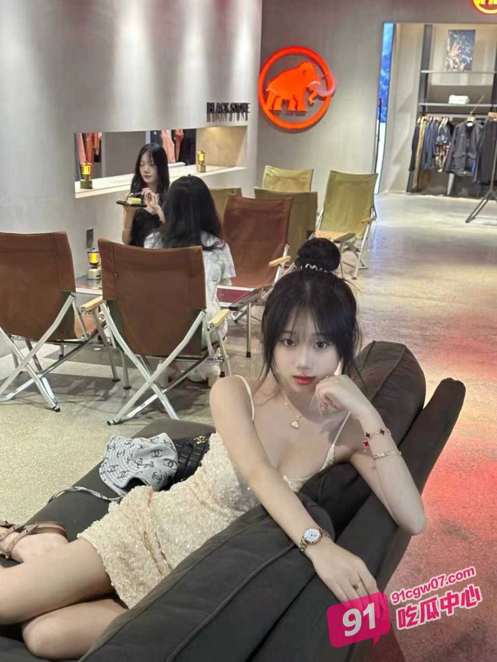 推特极品身材母狗 困困狗 被肌肉男友各种暴力操逼 无毛小骚穴被大肉棒艹的通红 配图