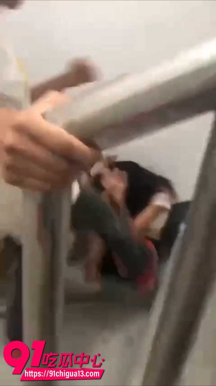 女猪仔偷情现场被抓现行当场暴打3 女猪仔偷情现场被抓现行当场暴打3