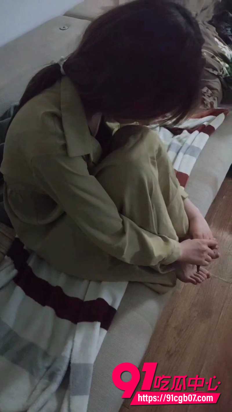 极品兄妹禁忌 小雅失恋沙发酥软安慰 结果哥哥按摩诱奸直捣嫩穴! 这紧致小逼太销魂了!